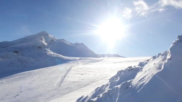 在奥地利阿尔卑斯山冬季滑雪场滑雪 Hintertuxer冰川 冬日的阳光 雪和滑雪者 — 图库视频影像