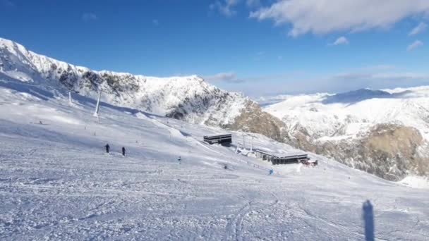 Sciare Sulla Stazione Sciistica Invernale Nelle Alpi Austriache Ghiacciaio Hintertuxer — Video Stock