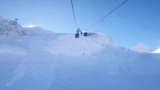 在奥地利阿尔卑斯山冬季滑雪场乘坐缆车 Hintertuxer冰川 冬日的阳光 雪和滑雪者 — 图库视频影像