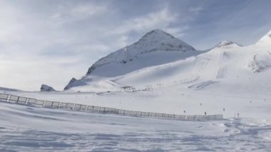Avusturya Alplerinde kış kayak merkezinde kayak yaparken. Hintersmoxer buzulu. Güneşin, karın ve kayakçıların kış manzarası.