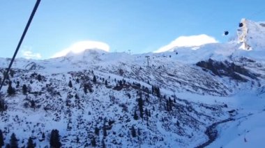 Avrupa Alplerinde bir teleferiğe binmek. Sonbaharda Hintersmox buzulu. 