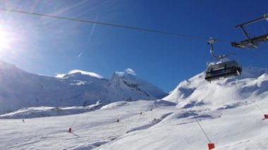 Avrupa Alplerinde bir teleferiğe binmek. Sonbaharda Hintersmox buzulu. 