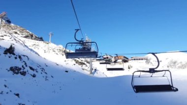 Avrupa Alplerinde bir teleferiğe binmek. Sonbaharda Hintersmox buzulu. 