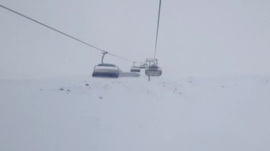 Karla kaplı dağlar tepeden çekilmiş. Avrupa Alpleri. Hintersmox buzulu.