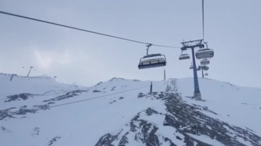 Karla kaplı dağlar tepeden çekilmiş. Avrupa Alpleri. Hintersmox buzulu.