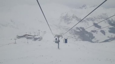 Kötü bir günde Avrupa Alpleri 'nde çift yönlü teleferik sürüşü. Hintersmox buzulu.