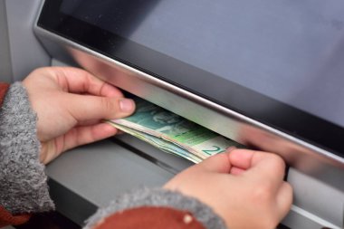 Sırp parasının ATM 'ye eklenmesi