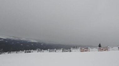 Bulutlu bir günde kış kayak merkezi dağ manzarası. 