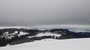 Bulutlu bir günde kış kayak merkezi dağ manzarası. 