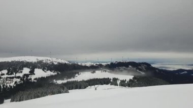 Bulutlu bir günde kış kayak merkezi dağ manzarası. 