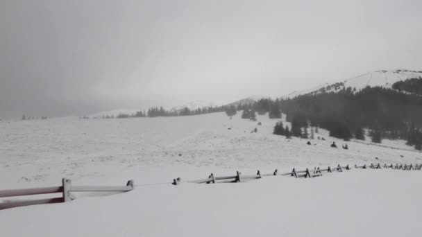 Χειμερινό Χιονοδρομικό Κέντρο Ορεινό Τοπίο Μια Συννεφιασμένη Ημέρα — Αρχείο Βίντεο