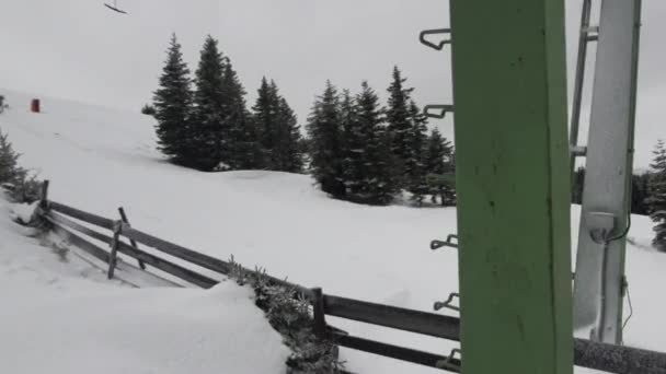 曇った日の冬のスキーリゾート山の風景 — ストック動画