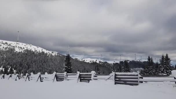 冬季山上的风力涡轮机停车场 — 图库视频影像