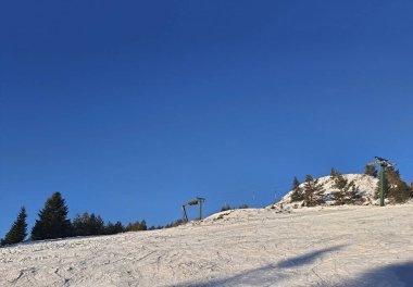 Güneşli bir günde kayak merkezinde eski bir teleferik. Güzel bir manzara. 