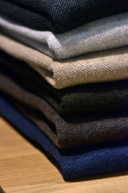 Bir butikte renkli giysiler yığını