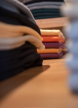 Bir butikte renkli giysiler yığını. Giysi dükkanı ticareti.