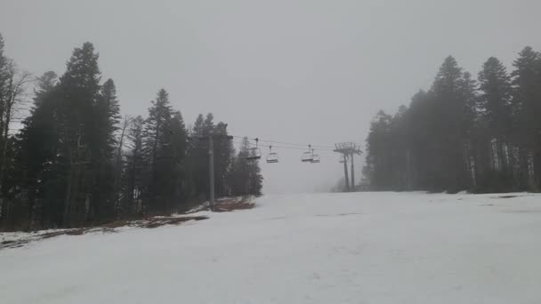 Antiguo Telesilla Una Estación Esquí Niebla Día Lluvioso — Vídeo de stock