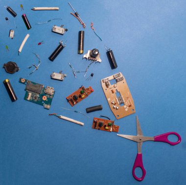 Makas ve elektrik bileşenleri düz yerde yatıyordu. Teknolojinin yaratıcı tasarım kavramı.