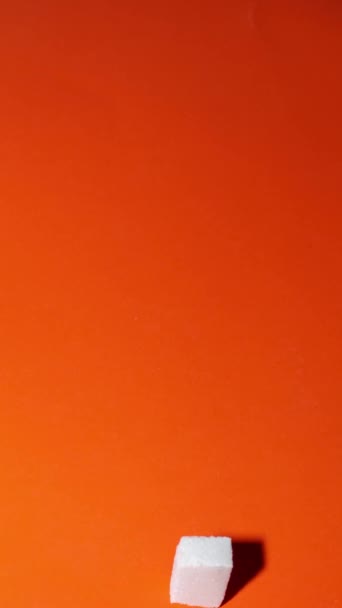 Кубики Сахара Оранжевом Фоне Остановки Движения Видео Анимации Креативная Концепция — стоковое видео