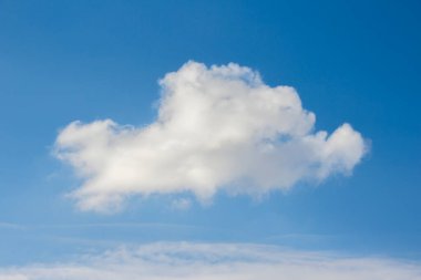 Mavi gökyüzünde beyaz bir bulut