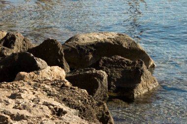 Kayalıklı deniz manzarası