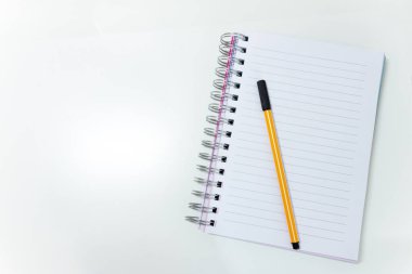 Not defteriyle masaüstü görüntüsü. Beyaz arkaplan
