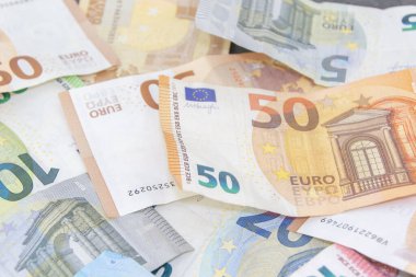 5, 10, 20, 50 ve 100 'lük banknotların yakın plan fotoğrafı bir masaya yayıldı. Mali konsept.