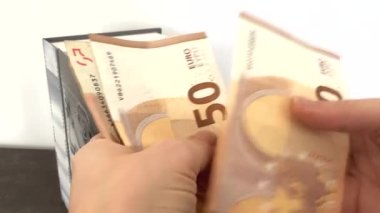 Birinci şahıs bakış açısıyla tasarıları iki elle say ve soldan geçir..