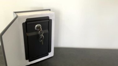 Avro banknotlarıyla dolu bir kitap kasasını açan bir kadın, mali güvenlik kavramını sembolize ediyor. Zenginlik yönetimi, tasarruflar ve varlık korumasının temaları için mükemmel.