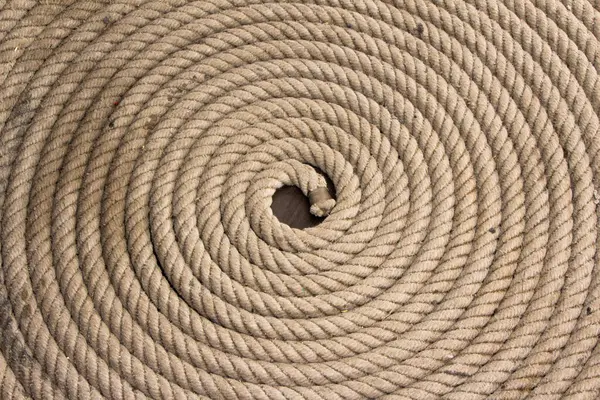 Dokulu yüzeyi olan sarmalanmış halat, deniz uygulamaları, tırmanma ekipmanları veya dekoratif sanat kurulumları için uygundur..