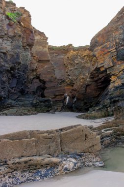 Plaj katmanlı kaya oluşumları. Katedral Plajı, Lugo, İspanya
