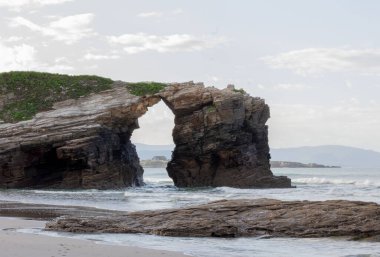 Rocky kıyı kemeri oluşumu, doğa için doğal manzara ilham, jeolojik merak ve huşu, güçlü doğa sanatı. Katedral Plajı, Lugo, İspanya