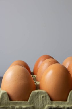 Yumurtaların yumurta kartonundaki yakın görüntüsü.