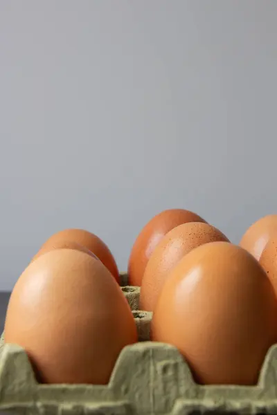 Yumurtaların yumurta kartonundaki yakın görüntüsü.