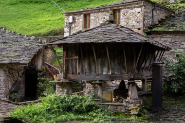 Verandalı ve köy manzaralı taştan bir kır evi. Asturias, İspanya