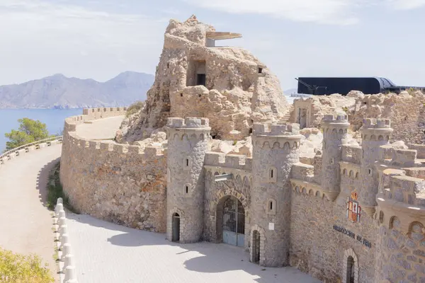Sahil manzarasına bakan tarihi bir askeri kale. La Azohia, İspanya