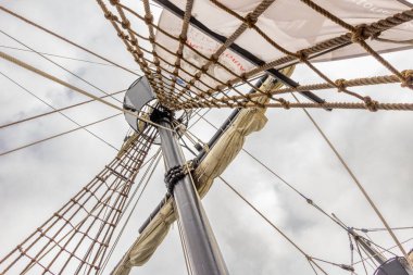 Torrevieja, İspanya - 21 Nisan 2018 - Nao Victoria 'nın direğinin alt görüntüsü