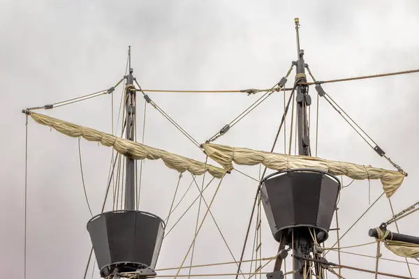 Torrevieja, İspanya - 21 Nisan 2018 - Nao Victoria 'nın direğine yakın çekim