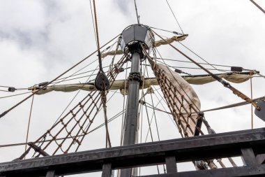 Torrevieja, İspanya - 21 Nisan 2018 - Nao Victoria direğinin altı