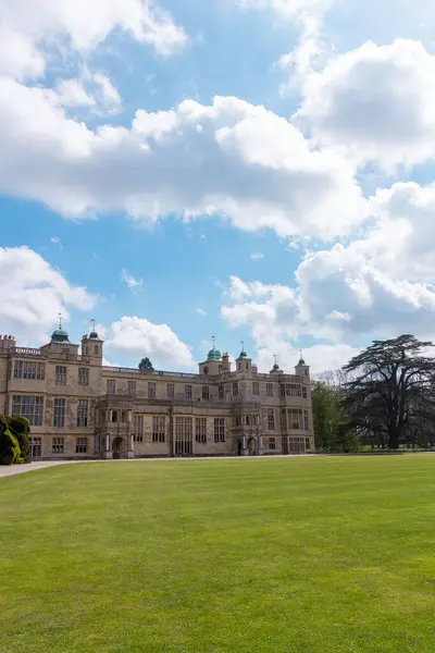 Saffron Walden, İngiltere - 13 Nisan 2022 - Audley End Evi