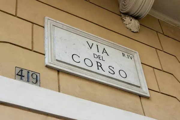 Bir binadaki tabelada 