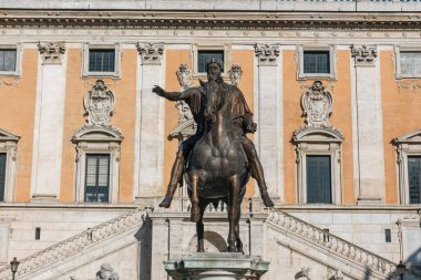 Marcus Aurelius 'un Roma' daki Piazza del Campidoglio Meydanı 'nın ortasındaki binicilik heykeli.