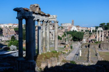 Roma Forumu ve Kolezyum 'u ele geçiren geniş bir çekim. Roma, İtalya.