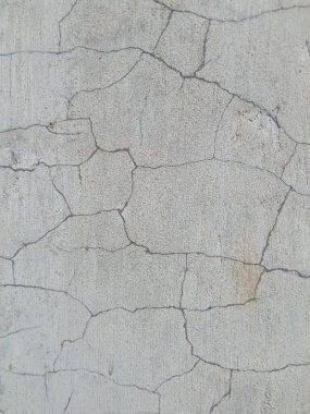 Kırık desenli gri beton duvar..