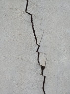 Gri beton duvarda dikey çatlak var. Özgeçmiş için. Kimse yok..