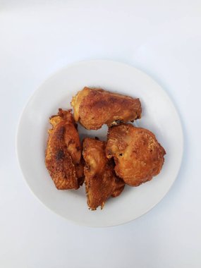 Geleneksel Endonezya (Endonezya) ile pişirilmiş Ayam Goreng veya Kızarmış Tavuk Baharatı, Çıtır Çıtır Çıtıra Kadar Kızartılmış, Beyaz Arkaplanda küçük tabakta servis edilir