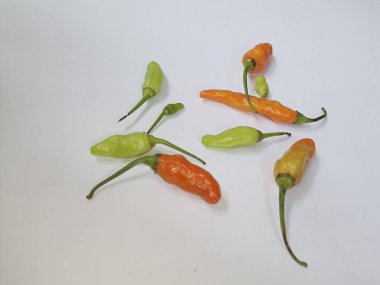 Beyaz arka planda Cabai Rawit veya kırmızı ve yeşil Cayenne Pepper. İzole edilmiş