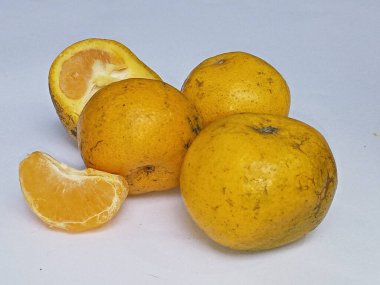 Beyaz arka planda olgun portakal grubu. İzole edilmiş