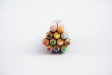 renkli kalem ve boya kalemleri