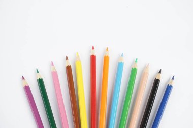 renkli kalem ve boya kalemleri